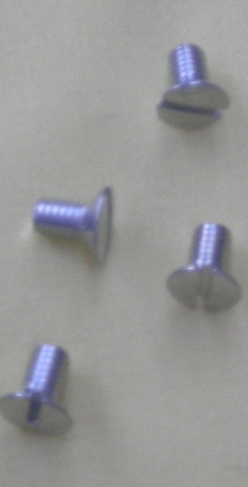 Replacement screws for7400 and Futura Needle Plate (1 pair)
